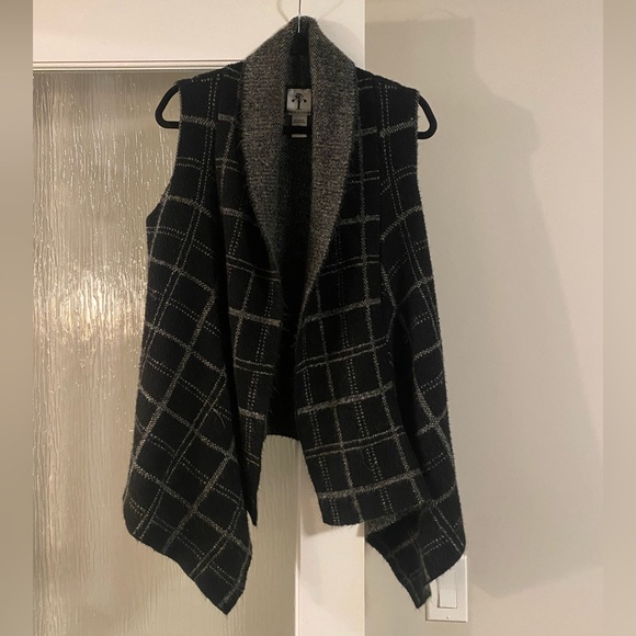 Rain + Rose Black and Grey Plaid Sleeveless Waterfall Sweater Vest Size Medium - Picture 2 of 4